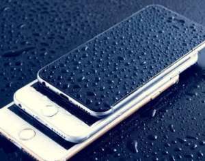 手機進水黑屏了的處理辦法，快收藏！