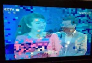 電視開起一閃一閃的，是怎么回事 電視閃屏怎么修