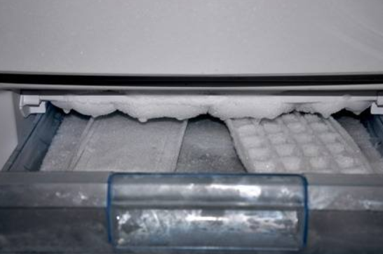 冰箱下面漏水怎么回事?