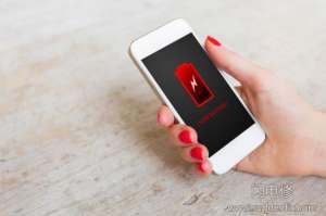 iPhone手機60%電量待機12分鐘就關機了，這正常嗎？