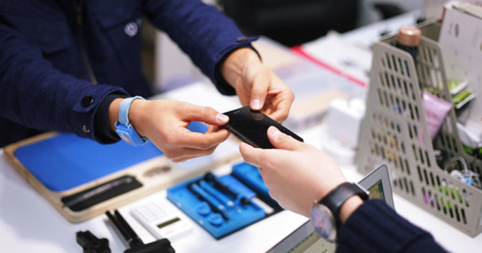 工程師修完手機交給用戶