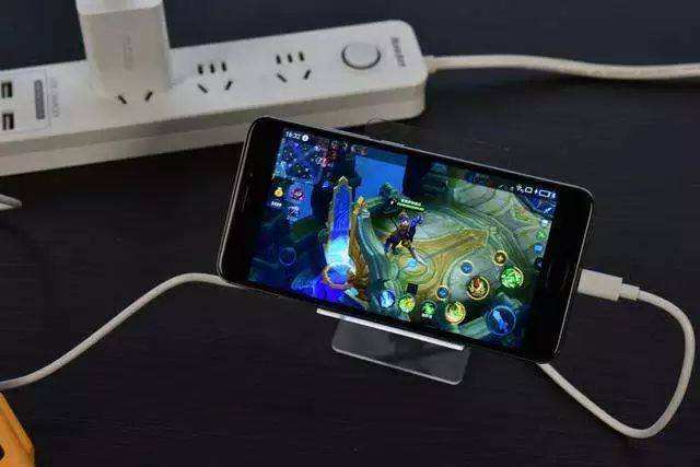 玩機達人：手機邊充電邊玩，消耗的電量是來自電池還是充電器呢？