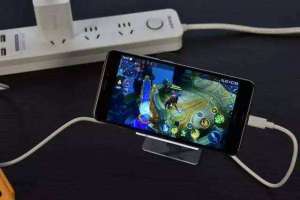 玩機達(dá)人：手機邊充電邊玩，消耗的電量是來自電池還是充電器呢？