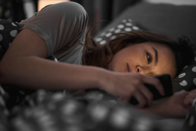 蘋果新專利曝光,喜歡躺著玩手機的人注意了!