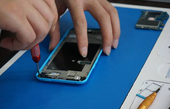 維修手機(jī)過(guò)程